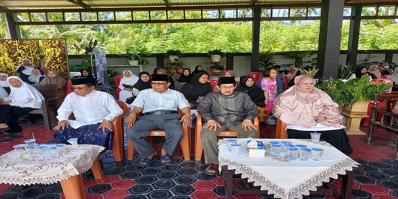 Mantan Bupati Poso Arief Patanga bersama mantan Bupati Touna Drs. Damsik Ladjalani saat melayat Alm. Syaiful Lapasiri duduk  bersama Wakil Bupati Touna, Hj. Surya Lapasiri , dirumah duka Wakil Bupati pada Selasa (18/11/2025).