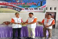 Bupati Ilham Lawidu saat menyerahkan Piagam ORARI kepada Wakil Ketua ORARI Sulteng Efendi dan didampingi Ketua Terpilih Arman K. Tambilalo, pada Sabtu 29 November 2025.