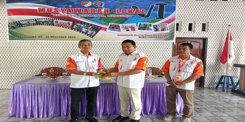Bupati Ilham Lawidu saat menyerahkan Piagam ORARI kepada Wakil Ketua ORARI Sulteng Efendi dan didampingi Ketua Terpilih Arman K. Tambilalo, pada Sabtu 29 November 2025.