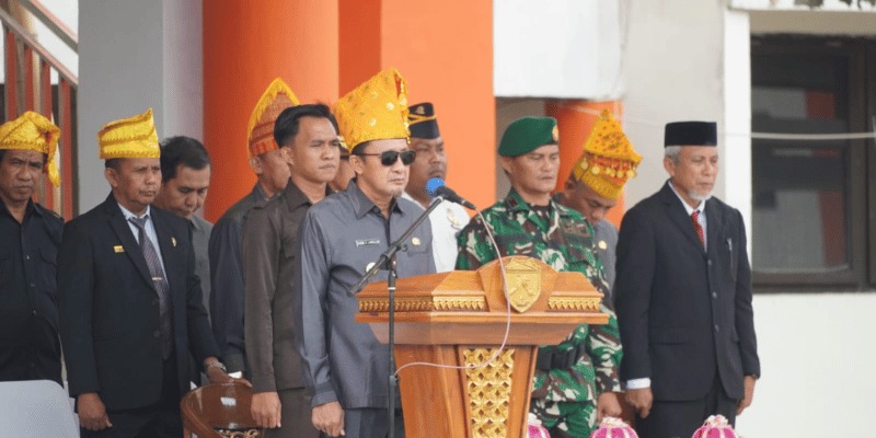 Bupati Ilham Lawidu dalam amanatnya saat memimpin upacara HKN dihalaman kantor  Bupati, Senin (10/11/2025), menekankan pentingnya kesehatan sebagai modal  utama pembangunan manusia.