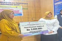 Penyerahan bantuan secara simbolis dilakukan Wakil Bupati Tojo Una-Una, Hj. Surya Lapasiri, di Kantor Dinas Sosial setempat, Rabu (26/11/2025).