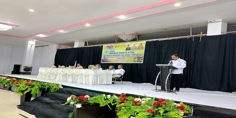 Plt. Kepala Dinas Ketahanan Pangan, Tanaman Pangan, Hortikultura dan Peternakan Touna,Albar Amir, S.T. M.Si.,saat menyampaikan laporan selaku ketua panitia kegiatan Rembug Madya KTNA.