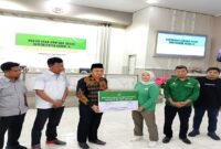 Kepala Sentra Nipotowe Kemterian Sosial di Palu, Dr. Diah Rini, saat menyerahkan bantuan kepada Bupati Ilham Lawidu,S.H., didampingi Plt. kadis Sosial Isak W. Kanali,S.KM, Jumat siang, (7/11/2025) di Gedung Auditorium Touna.