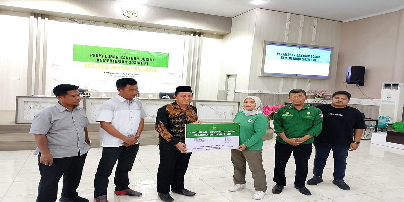 Kepala Sentra Nipotowe Kemterian Sosial di Palu, Dr. Diah Rini, saat menyerahkan bantuan kepada Bupati Ilham Lawidu,S.H., didampingi Plt. kadis Sosial Isak W. Kanali,S.KM, Jumat siang, (7/11/2025) di Gedung Auditorium Touna.
