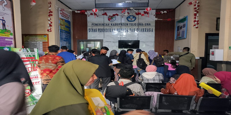  Ratusan Pegawai Pemerintah dengan Perjanjian Kerja (PPPK) tahap dua memadati kantor Dinas Pendidikan dan Kebudayaan Kabupaten Tojo Una-Una pada Kamis sore, 27 November 2025.