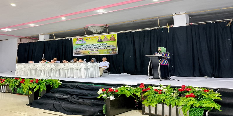 Staf Ahli Bupati Touna,Ir. Andi Dalfiah,M.M., saat memberikan sambutan  pada Rembug Madya  KTNA  Tingkat Provinsi Sulawesi Tengah di Hotel PINK Ampana, Sabtu, (8/11/2025).