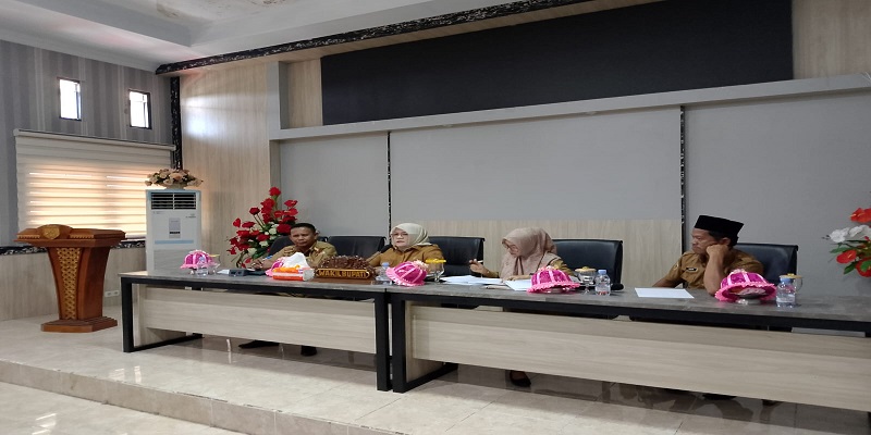 Wakil Bupati Tojo Una-Una, Hj. Surya, S.Sos., M.Si., memimpin rapat persiapan perayaan Hari Ulang Tahun (HUT) Tojo Una-Una (Touna) ke-22 yang digelar di Ruang Rapat Kantor Bupati, Selasa (4/11/2025). 