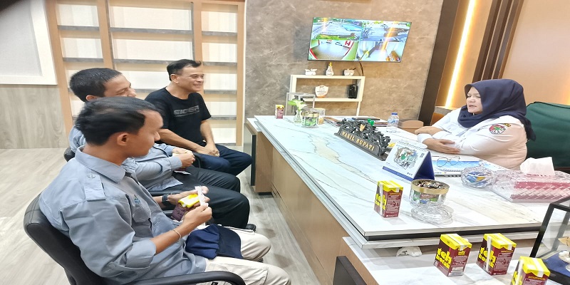 Wakil Bupati Touna, Hj. Surya Lapasiri saat menerima tim Adipura KLHK RI bersama pejabat Dinas Lingkungan Hidup Touna diruang kerjanya, Jumat sore (14/11/2025).