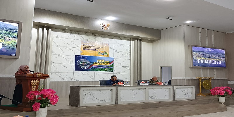 Wakil Bupati Touna, Hj. Surya Lapasiri membuka kegiatan FGD di Aula Gedung Auditorium Kantor Bupati, Kamis 20 November 2025.