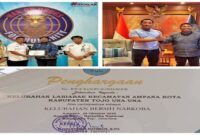 Kepala BNNK Tojo Una-Una AKBP Djohansyah Rahman, S.Pd., menyerahkan piagam kepada Lurah Labiabae Fariz Latjuba, Rabu (17/12/2025).
