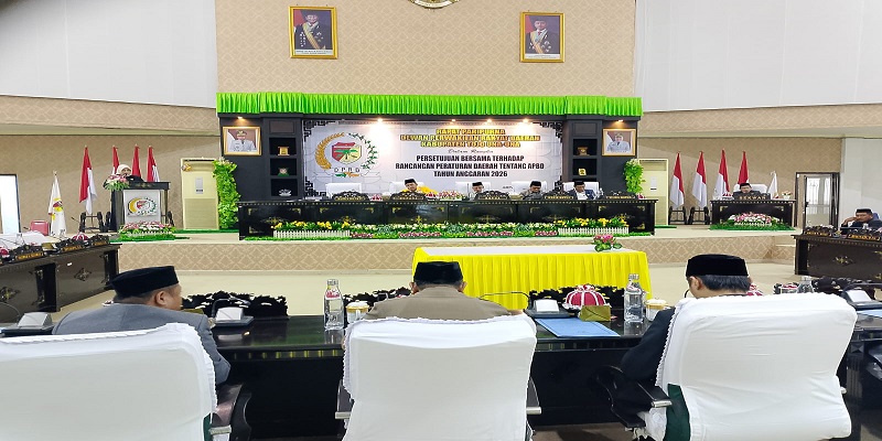 Wakil Bupati Hj. Surya Lapasiri saat membacakan pemandangan Akhir Bupati Touna Ilham Lawidu pada Paripurna Persetujuan Rancangan  Perda APBD Tahun Anggaran 2026, Jumat (28/11/2025).