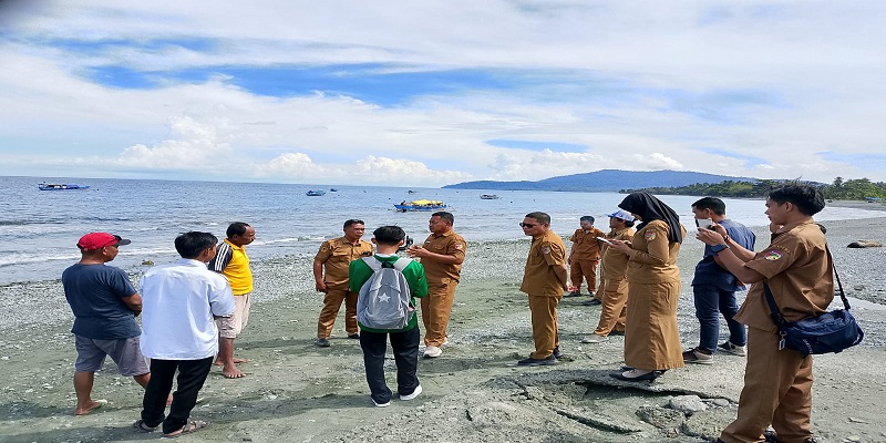 Kadis PUPR Touna Mohamad Asfan Supu menemui Lurah Bailo Baru Abidin ,S.Sos, bersama warga dusun Ue Nguri yang terdampak banjir rob di Pantai Kelurahan Bailo Baru Kecamatan Ampana Kota, Senin (8/12/2025).