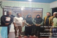 Pelaksana Kepala BPBD Touna, Sigit Labolong, Camat Ampana Tete  Wahid Rimpu, Kades Uebone dan korban kebakaran Ibu Berlin dan Tokoh Perempuan Ibu Milka usai menyerahkan bantuan di rumah keluarga korban kebakaran pada Jumat malam (28 /11/25).