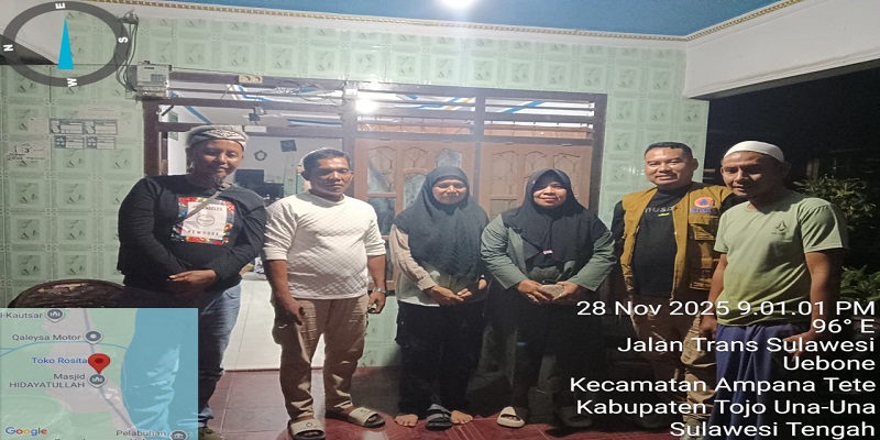 Pelaksana Kepala BPBD Touna, Sigit Labolong, Camat Ampana Tete  Wahid Rimpu, Kades Uebone dan korban kebakaran Ibu Berlin dan Tokoh Perempuan Ibu Milka usai menyerahkan bantuan di rumah keluarga korban kebakaran pada Jumat malam (28 /11/25).