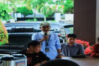Wasekjen PJS Budi Dako saat mengikuti konferensi pers yang dihadiri langsung oleh Kajari Touna Dr. Rizky Fachrurrozi di Hari Anti Korupsi Sedunia Tahun 2025 di Kantor Kejari Touna, Selasa (9/12/2025).