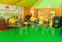 Sekretaris Dinas Perdagangan, Perindustrian,Koperasi & UMKM Touna bersama Kabid Perdagangan Arifin Leusa saat berada di Stand Dinas Perdagangan, Perindustrian,Koperasi & UMKM Touna, Senin malam,(15/12/2025).