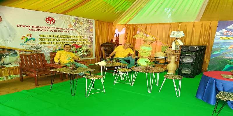 Sekretaris Dinas Perdagangan, Perindustrian,Koperasi & UMKM Touna bersama Kabid Perdagangan Arifin Leusa saat berada di Stand Dinas Perdagangan, Perindustrian,Koperasi & UMKM Touna, Senin malam,(15/12/2025).