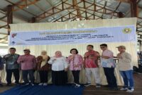 Ketua DPRD Touna Gusnar A. Suleman dan Wakil bupati SuryaLapasiri, foto bersama para penguji kompetensi wartawan UPN Veteran- Jogjakarta pada pembukaan UKW di Lokasi Destinasi Wisata Pulau Papan Desa Kadoda, Kecamatan Talatako, Kabupaten Touna, Jumat  (5/12/ 25).
