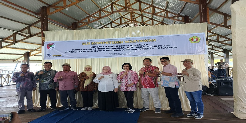 Ketua DPRD Touna Gusnar A. Suleman dan Wakil bupati SuryaLapasiri, foto bersama para penguji kompetensi wartawan UPN Veteran- Jogjakarta pada pembukaan UKW di Lokasi Destinasi Wisata Pulau Papan Desa Kadoda, Kecamatan Talatako, Kabupaten Touna, Jumat  (5/12/ 25).