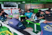 Kadis Perhubungan Tojo Una-Una, Arman K Tambilalo memberikan arahan di atas Kapal KMP Cengkih Afo saat melakukan survei lintasan baru diDesa Danda,Pulau Una-Una dan Desa Kalia, bersama P.T ASDP Indonesia Ferry Persero dan jajaran Balai Pengelola Transportasi Darat (BPTD) Kelas II Gorontalo, pada Minggu (28/12/2025).
