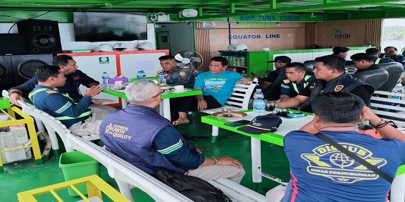 Kadis Perhubungan Tojo Una-Una, Arman K Tambilalo memberikan arahan di atas Kapal KMP Cengkih Afo saat melakukan survei lintasan baru diDesa Danda,Pulau Una-Una dan Desa Kalia, bersama P.T ASDP Indonesia Ferry Persero dan jajaran Balai Pengelola Transportasi Darat (BPTD) Kelas II Gorontalo, pada Minggu (28/12/2025).