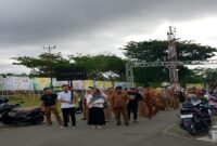 Para peserta saat mengikuti gladi devilei persiapan pembukaan HUT Tojo Una-Una ke-22 dan pameran pembangunan, di Alun-Alun Kota Bumi Mas, Uemalingku, Selasa sore (9/12/2025). 