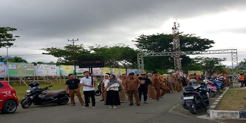 Para peserta saat mengikuti gladi devilei persiapan pembukaan HUT Tojo Una-Una ke-22 dan pameran pembangunan, di Alun-Alun Kota Bumi Mas, Uemalingku, Selasa sore (9/12/2025).