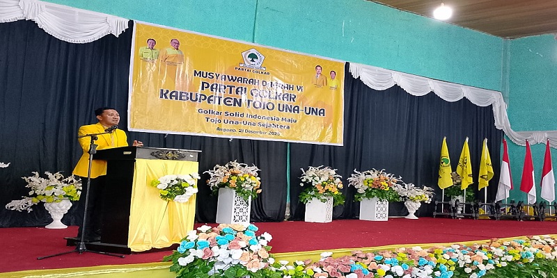 Ilham Lawidu memberikan sambutan usai dikukukuhkan sebagai Ketua DPD II Golkar Tojo Una-Una oleh Ketua DPD I Partai Golkar Provinsi Sulteng, H. Arus  Abdul Karim di Gedung Beringin Ampana pada Senin, (22/12/2025)
