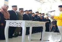 Bupati Touna, Ilham Lawidu saat melantik para Pejabat Tinggi Pratama dan Pejabat Administrator di lingkup Pemda Touna, Jumat (28 November 2025).