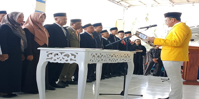 Bupati Touna, Ilham Lawidu saat melantik para Pejabat Tinggi Pratama dan Pejabat Administrator di lingkup Pemda Touna, Jumat (28 November 2025).