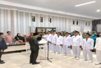 Bupati Touna, Ilham Lawidu saat membacakan sumpah janji terhapat delapan kades yang dilantik diruang rapat kantor Bupati setempat, Kamis (11/12/2025).