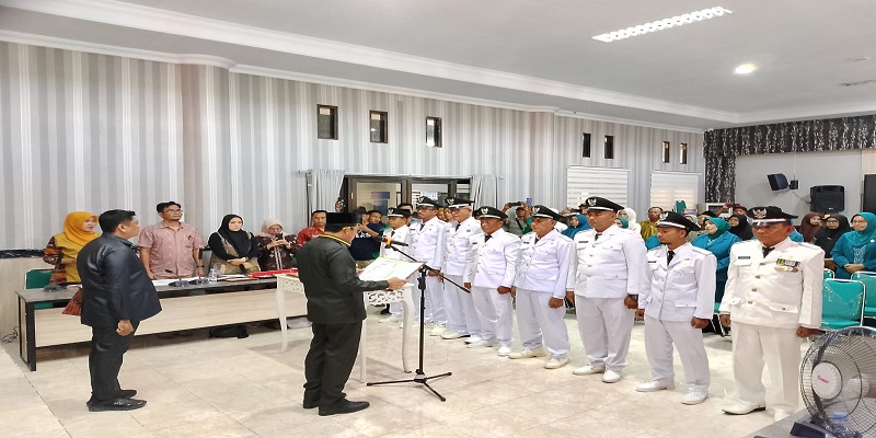 Bupati Touna, Ilham Lawidu saat membacakan sumpah janji terhapat delapan kades yang dilantik diruang rapat kantor Bupati setempat, Kamis (11/12/2025).