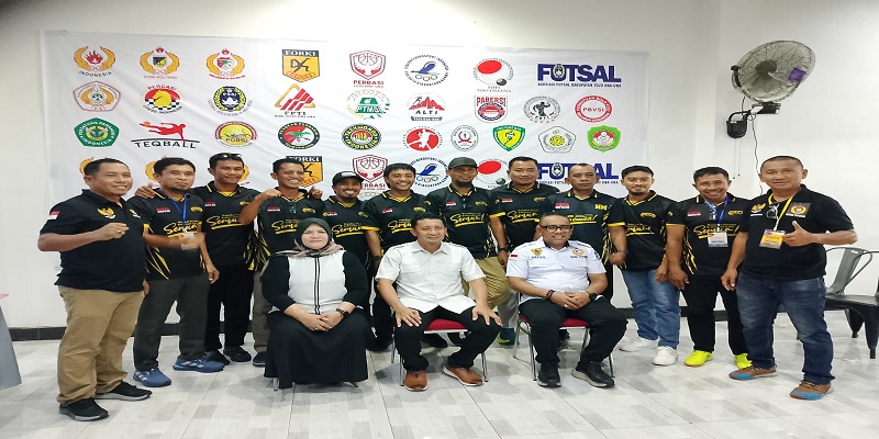 Perwakilan KONI Sulteng Sugiarto Janun AIFO dan Mohamad Natsir saat berfoto bersama Ketua KONI terpilih Ilham Lawidu dan Wakil Bupati Touna Hj. Surya Lapasiri, serta 28 cabor pada Minggu sore, di Hotel Lawaka Ampana (21/12/2025)