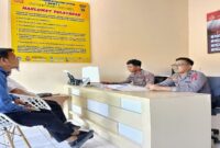 Tim Hukum Pemda Touna, Moh. Firda Husain,SH saat mendampingi Sekwan DPRD Touna, Mohamad Amin Bustamin saat menyampaikan laporan Polisi di rumah SKPT Polres Touna, Rabu (24/2/12/2025)