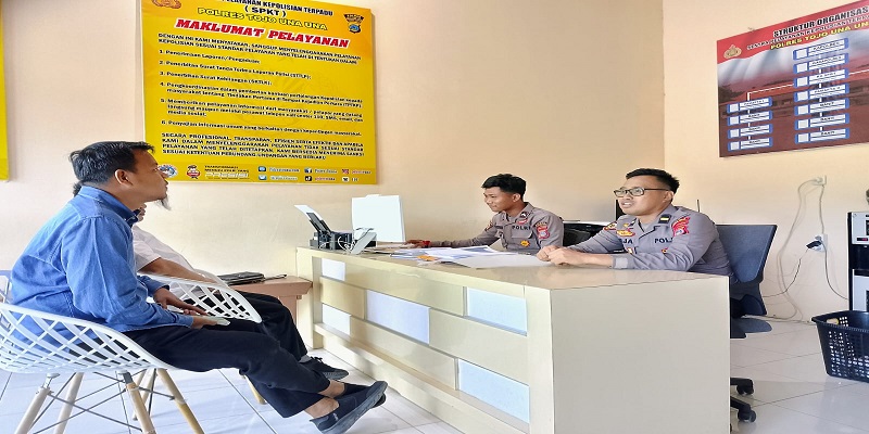 Tim Hukum Pemda Touna, Moh. Firda Husain,SH saat mendampingi Sekwan DPRD Touna, Mohamad Amin Bustamin saat menyampaikan laporan Polisi di rumah SKPT Polres Touna, Rabu (24/2/12/2025)