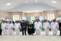 Bupati dan Wakil Bupati Tojo Una-Una Ilham Lawidu dan Hj. Surya Lapasiri dan 6 Kades foto bersama usai di Lantik di Gedung Auditorium Kantor Bupati setempat, Jumat sore, (12/12/2025).