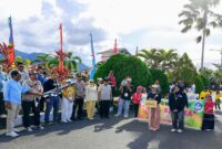Sekda Touna Alfian Matajeng saat melepas Drumband di depan halaman kantor DPRD Touna pada Miggu sore(,14/12/2025).