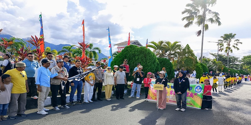 Sekda Touna Alfian Matajeng saat melepas Drumband di depan halaman kantor DPRD Touna pada Miggu sore(,14/12/2025).