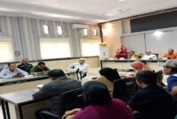 Perwakilan PT Huatong Service Indonesia(HSI) H.Caco saat memberikan paparan tentang survei seismik 2D pada kegiatan Sosialisasi bersama pemerintah daerah, Perwakilan Nelayan, Camat, Lurah dan para Kades, di Ruang Rapat Kantor Bupati Touna, Jumat Sore (26/ 12/2025).