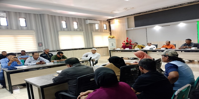 Perwakilan PT Huatong Service Indonesia(HSI) H.Caco saat memberikan paparan tentang survei seismik 2D pada kegiatan Sosialisasi bersama pemerintah daerah, Perwakilan Nelayan, Camat, Lurah dan para Kades, di Ruang Rapat Kantor Bupati Touna, Jumat Sore (26/ 12/2025).