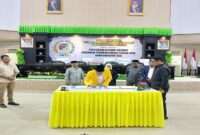 Bupati Tojo Una-Una Ilham Lawidu saat menandatangani Persetujuan Bersama Ranperda APBD Tahun Anggaran 2026 pada Jumat, 28 November2025.