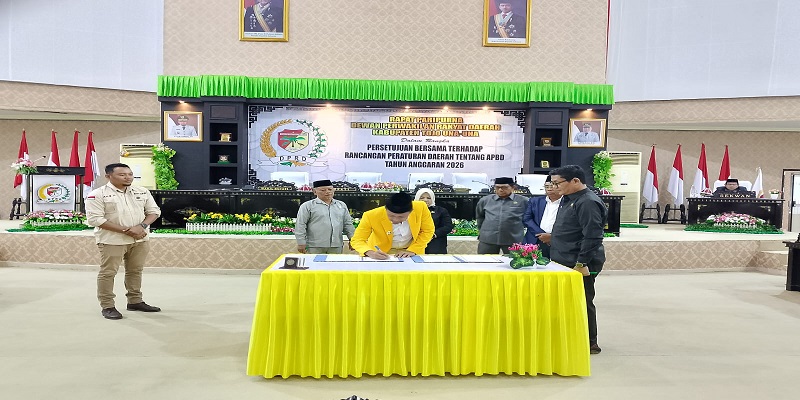 Bupati Tojo Una-Una Ilham Lawidu saat menandatangani Persetujuan Bersama Ranperda APBD Tahun Anggaran 2026 pada Jumat, 28 November2025.