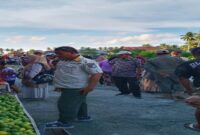 Suasana penertiban Pedagang Pasar Sore Dondo yang berjualan di Badan Jalan oleh Instansi terkait pada Kamis sore, (4/12/2025).