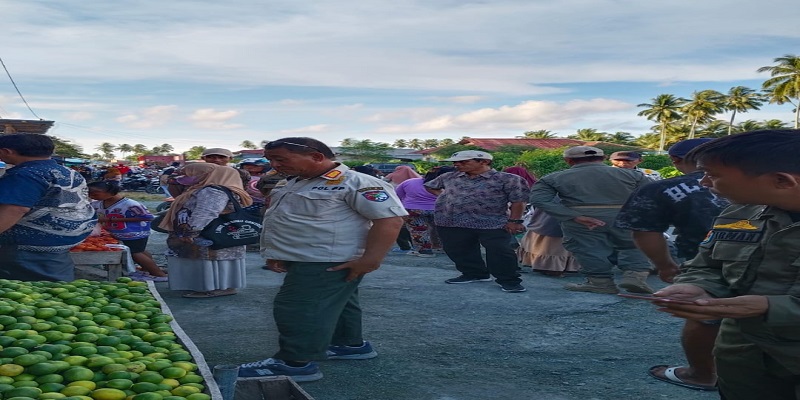 Suasana penertiban Pedagang Pasar Sore Dondo yang berjualan di Badan Jalan oleh Instansi terkait pada Kamis  sore, (4/12/2025).