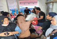 Kabid Perdagangan Arifin Leusa saat memantau pasar murah di Desa Wakai, Kecamatan Una-Una, Minggu (7/12/25).