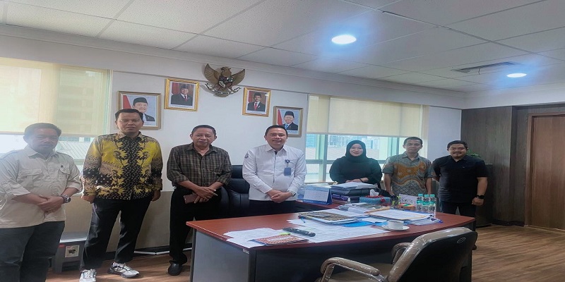 Ketua dan pengurus Kampus Ikhlas Madani Tojo Una , H. Jamal DJuraedjo, S.Sos, M.Si saat disambut Kepala Pusat Pendidikan  KP Dr. Alan Frendy Koropitan ,S.Pi, M.Si diruang kerjanya, Rabu (10/12/2025).