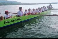 Siswa-siswi saat menumpangi perahu bantuan yang diserahi Pangdam XXIII/Palaka Wira di Desa Kavetan, Kecamatan Una-Una pada Jumat (12/12/2025).