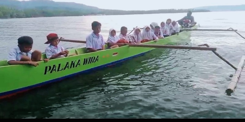 Siswa-siswi saat menumpangi perahu bantuan yang diserahi Pangdam XXIII/Palaka Wira di Desa Kavetan, Kecamatan Una-Una pada Jumat (12/12/2025).