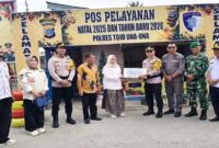 Wakil Bupati Touna, Hj. Surya Lapasiri bersama unsur Forkopimda saat menyerahkan bingkisan kepada Kapolsek Ampana Tete, di POS PAM Desa Uebone, Kamis (25/12/2025).