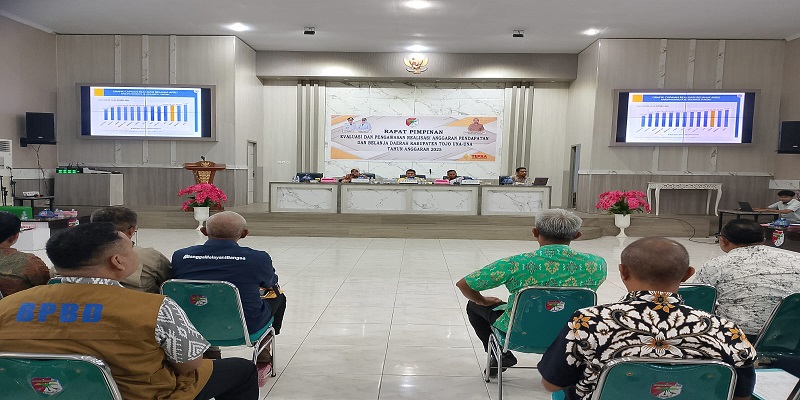 Rapat Tim Evaluasi dan Pengawasan Realisasi Anggaran (TEPRA) dipimpin oleh Bupati Ilham Lawidu dan Wakil Bupati Hj. Surya Lapasiri, di Gedung Auditorium Kantor Bupati Touna,Kamis(27/11/2025).
